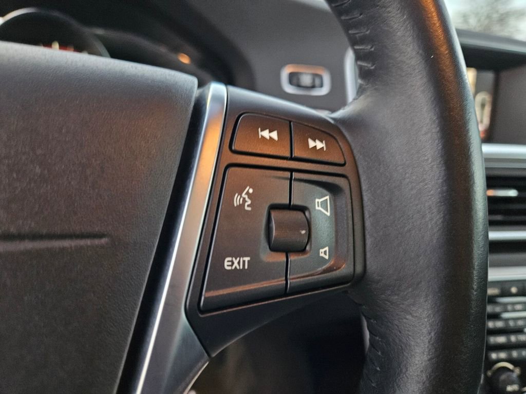 Used 2017 Volvo S60 T5 Inscription image 25