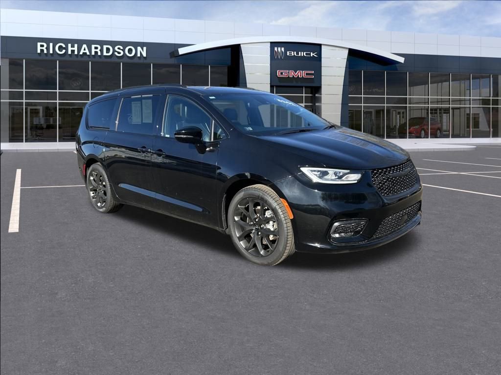 Used 2025 Chrysler Pacifica Limited image 3