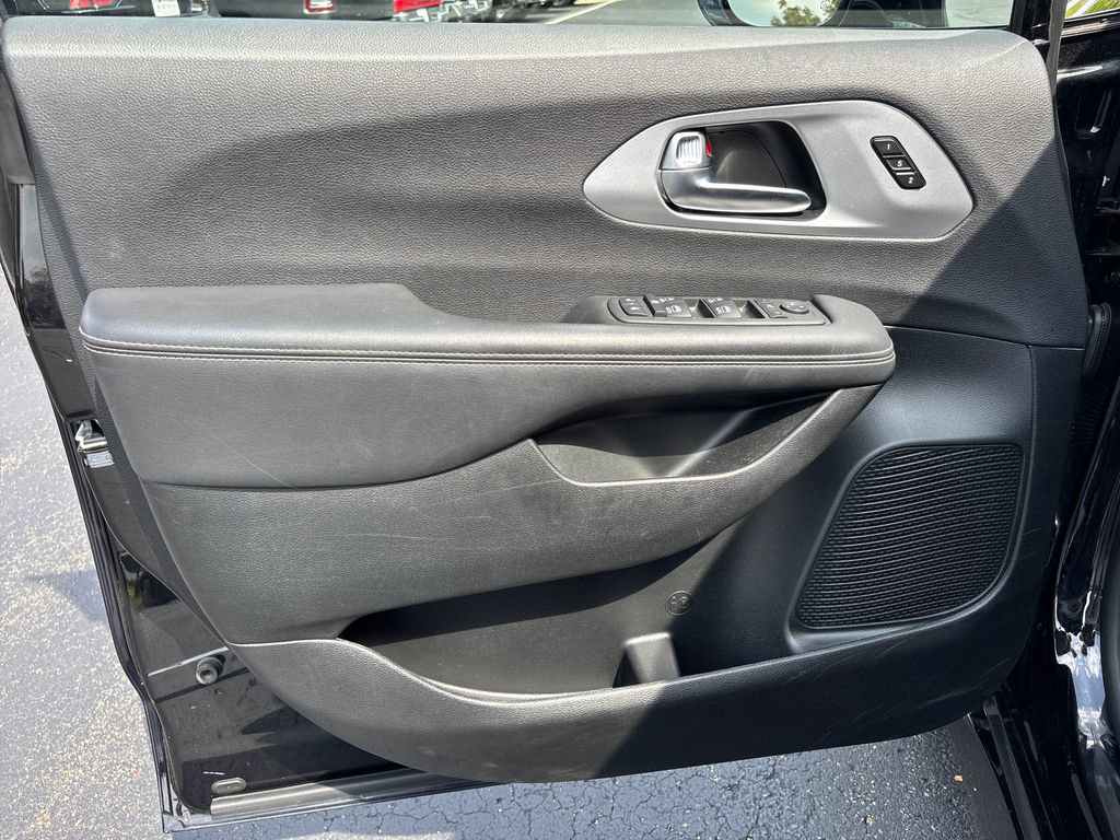 Used 2025 Chrysler Pacifica Limited FWD image 18