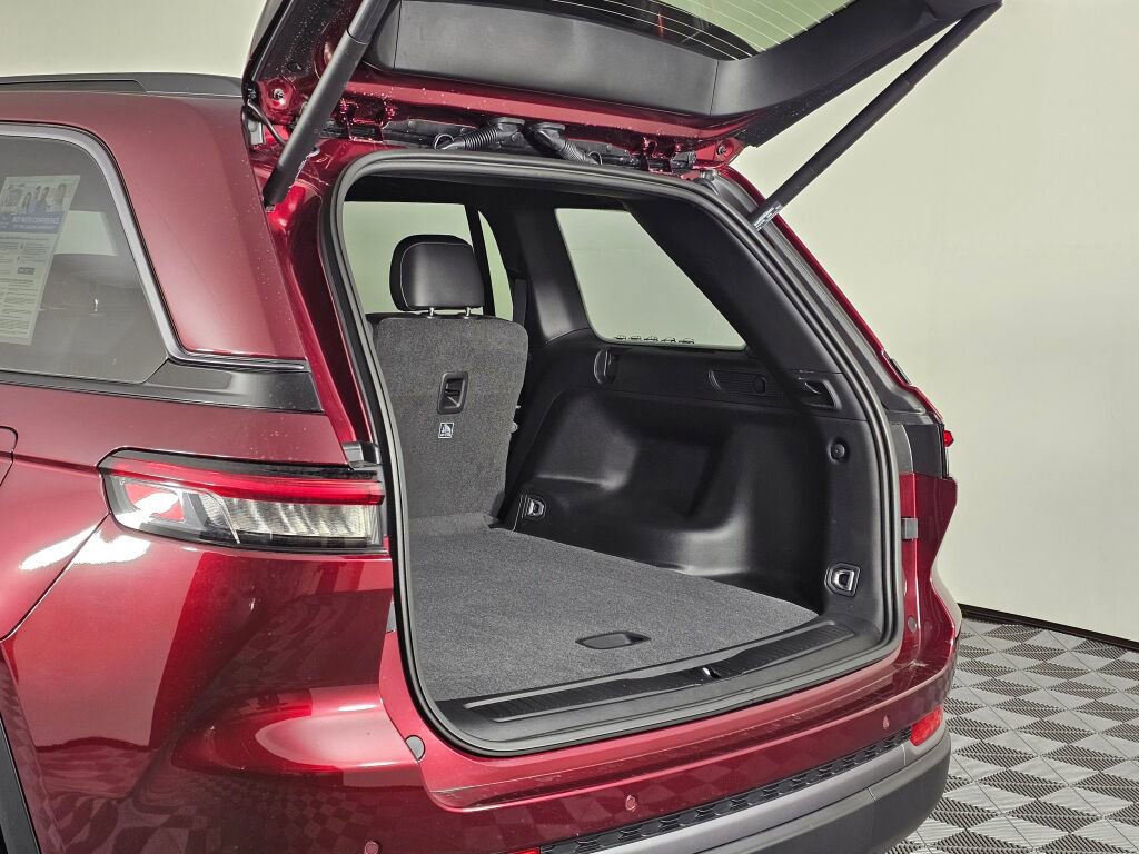 New 2026 Jeep Grand Cherokee Altitude image 14