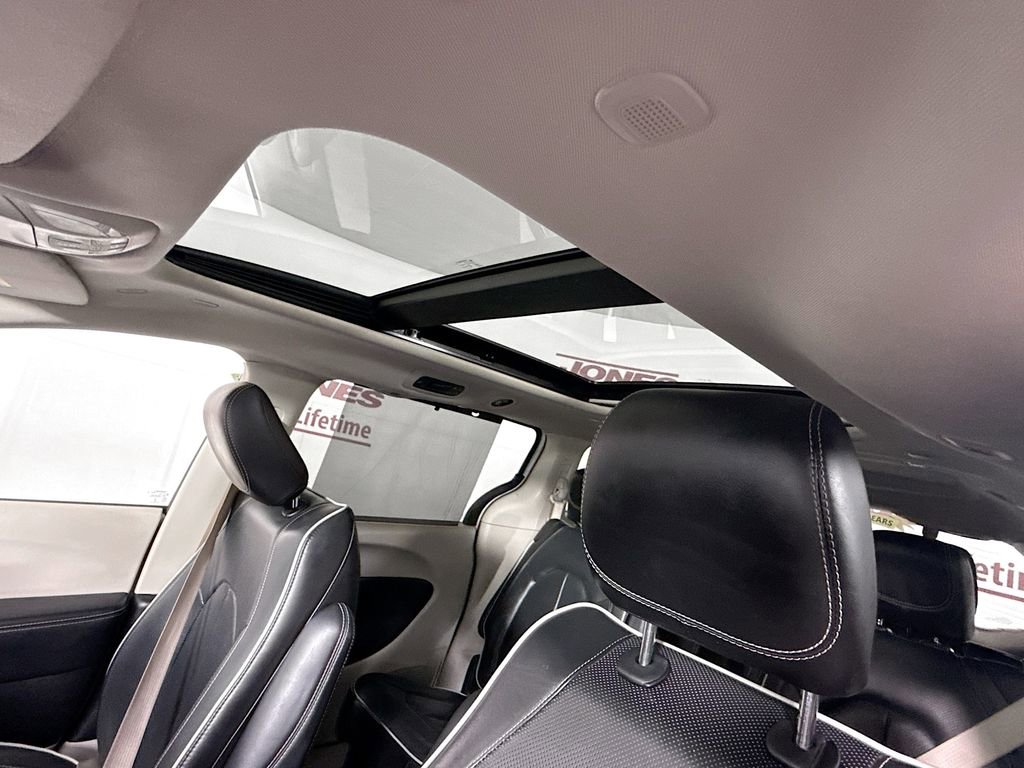 Used 2022 Chrysler Pacifica Limited FWD image 12