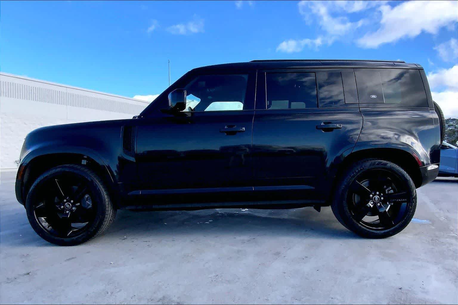 Used 2022 Land Rover Defender 110 X-Dynamic SE AWD/4WD image 3