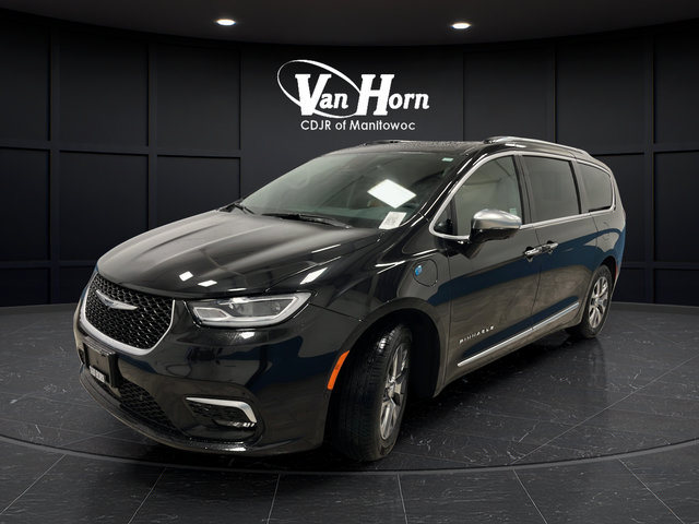 Used 2023 Chrysler Pacifica Pinnacle FWD image 3