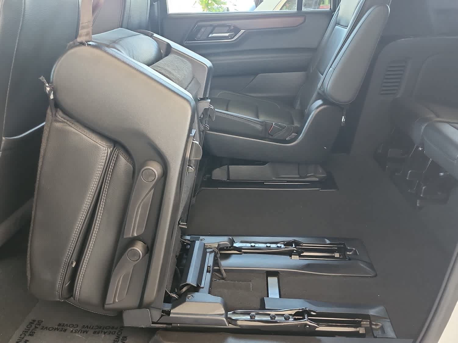 Used 2025 GMC Yukon XL Denali AWD/4WD image 29
