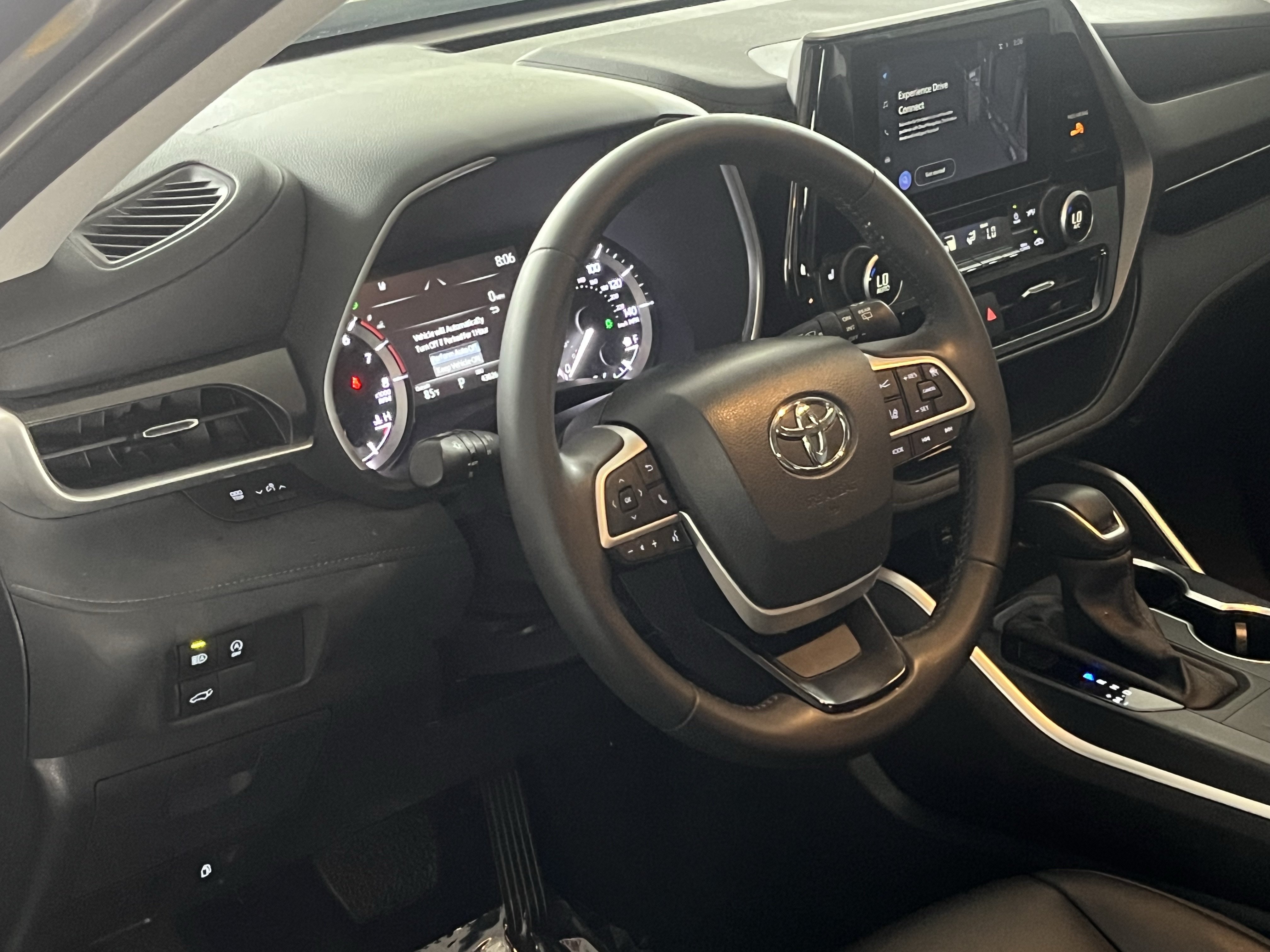 Used 2024 Toyota Highlander XLE FWD image 15