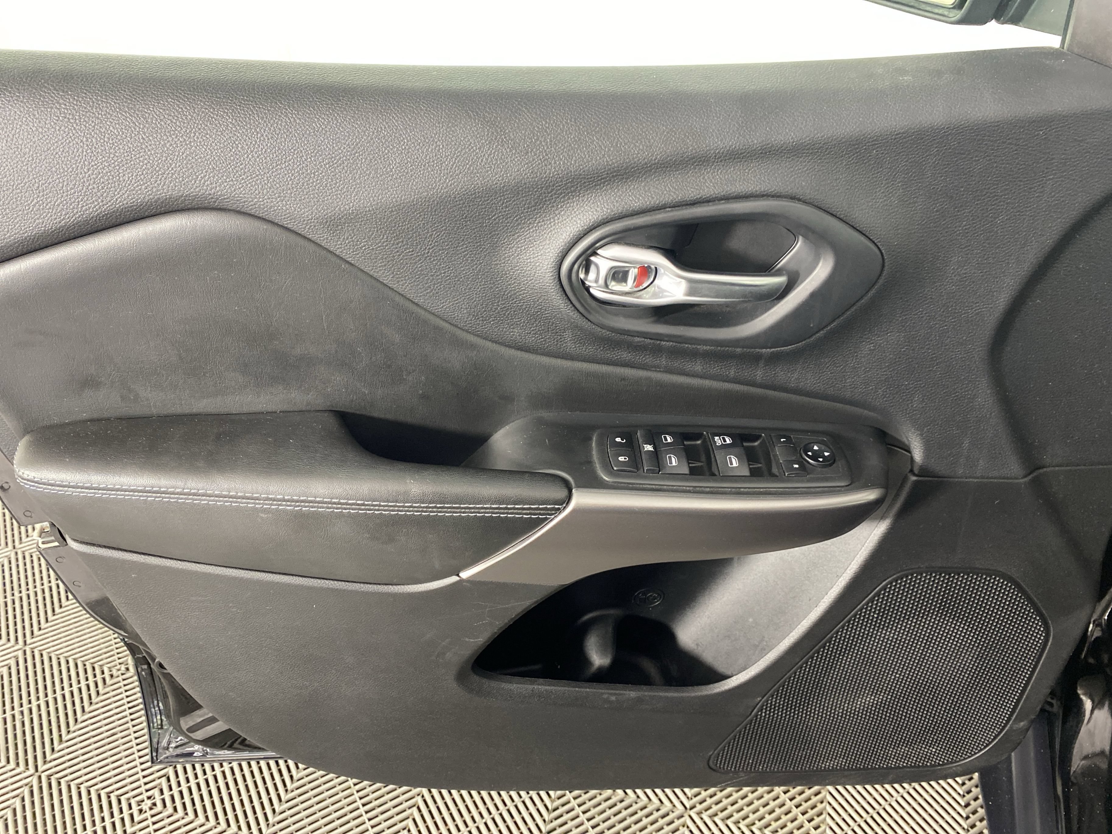 Used 2019 Jeep Cherokee Latitude w/ Popular Appearance Group AWD/4WD image 12