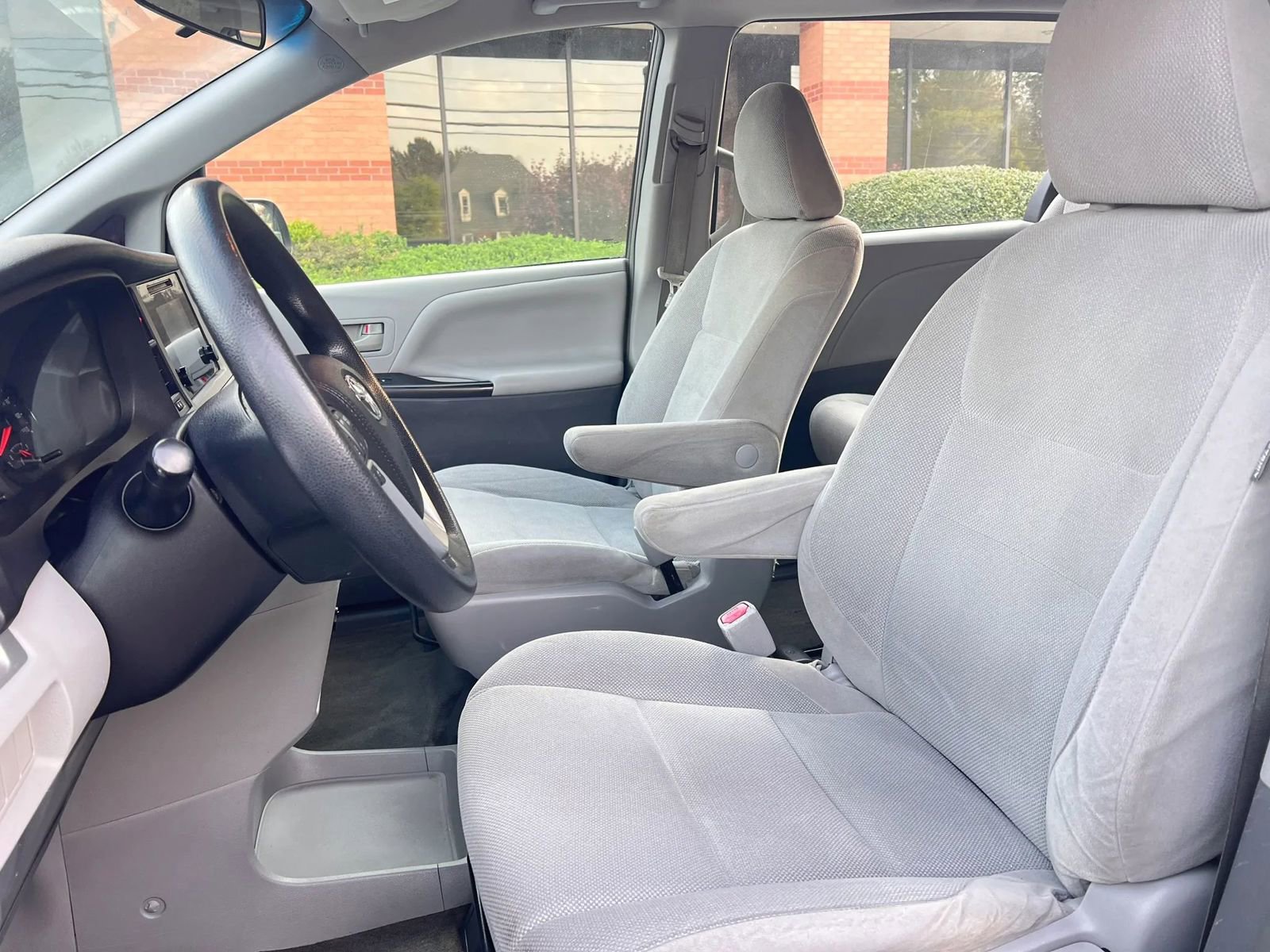 Used 2015 Toyota Sienna L image 11