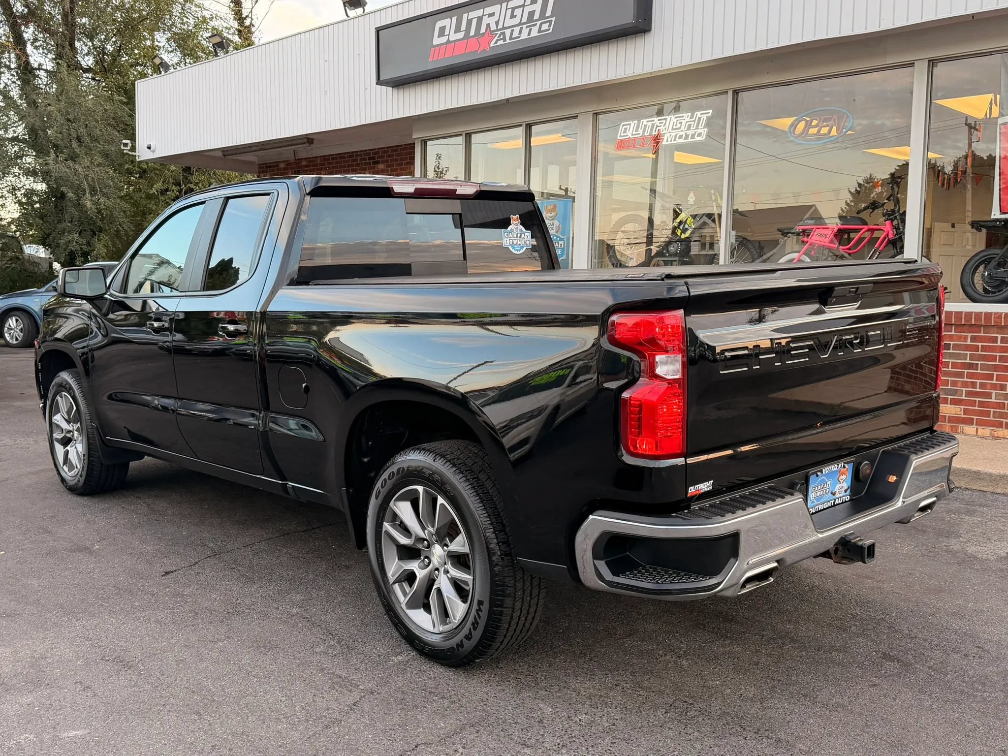 Used 2019 Chevrolet Silverado 1500 LT w/ All-Star Edition AWD/4WD image 2