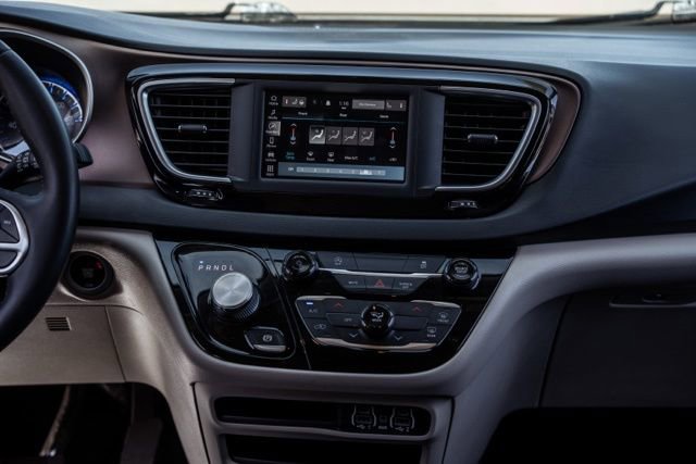 Used 2022 Chrysler Voyager LX FWD image 18
