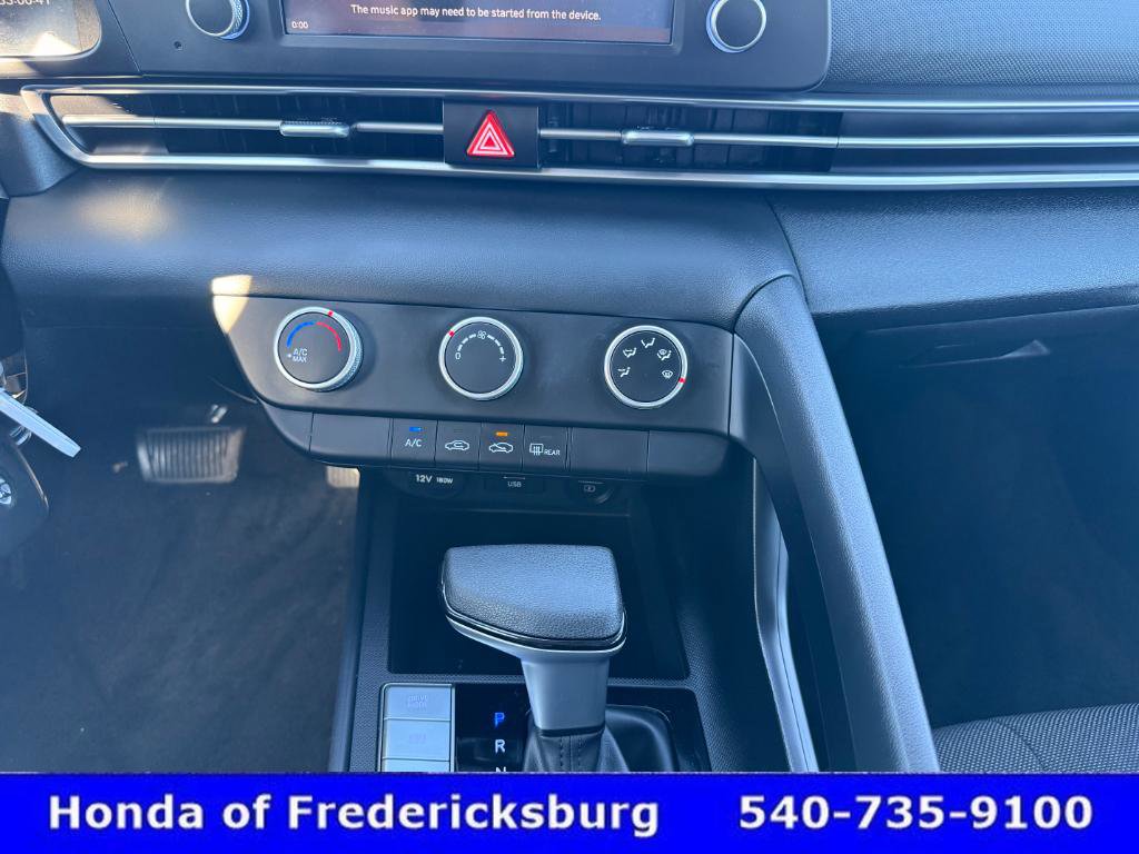 Used 2023 Hyundai Elantra SE w/ Preferred Accessory Package image 19