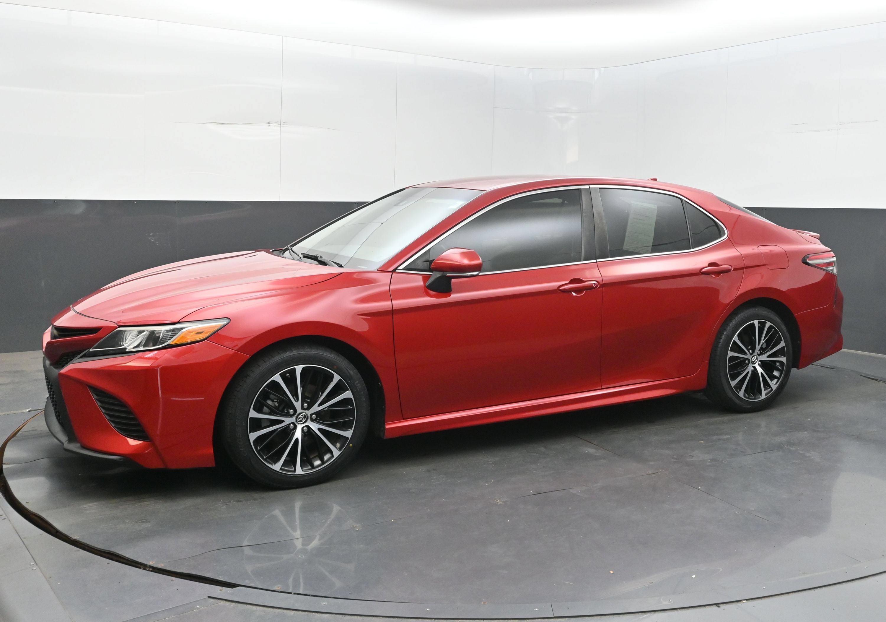Used 2019 Toyota Camry SE w/ Convenience Package FWD image 4