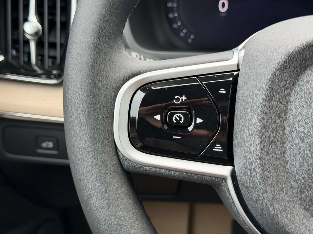 New 2026 Volvo XC90 B5 Plus w/ Protection Package AWD/4WD image 8