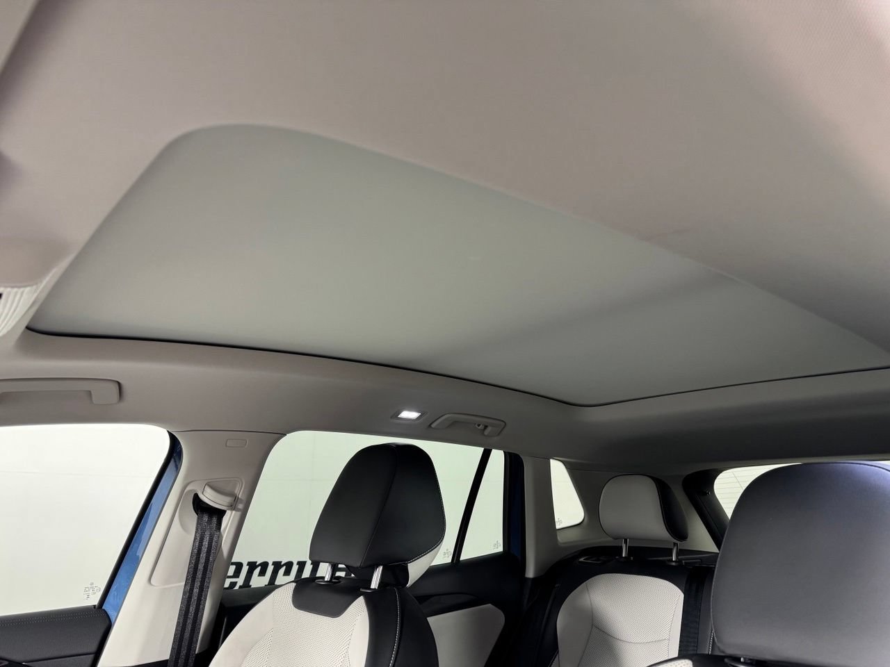 Used 2025 Volkswagen Tiguan SE w/ Panoramic Sunroof Package AWD/4WD image 31