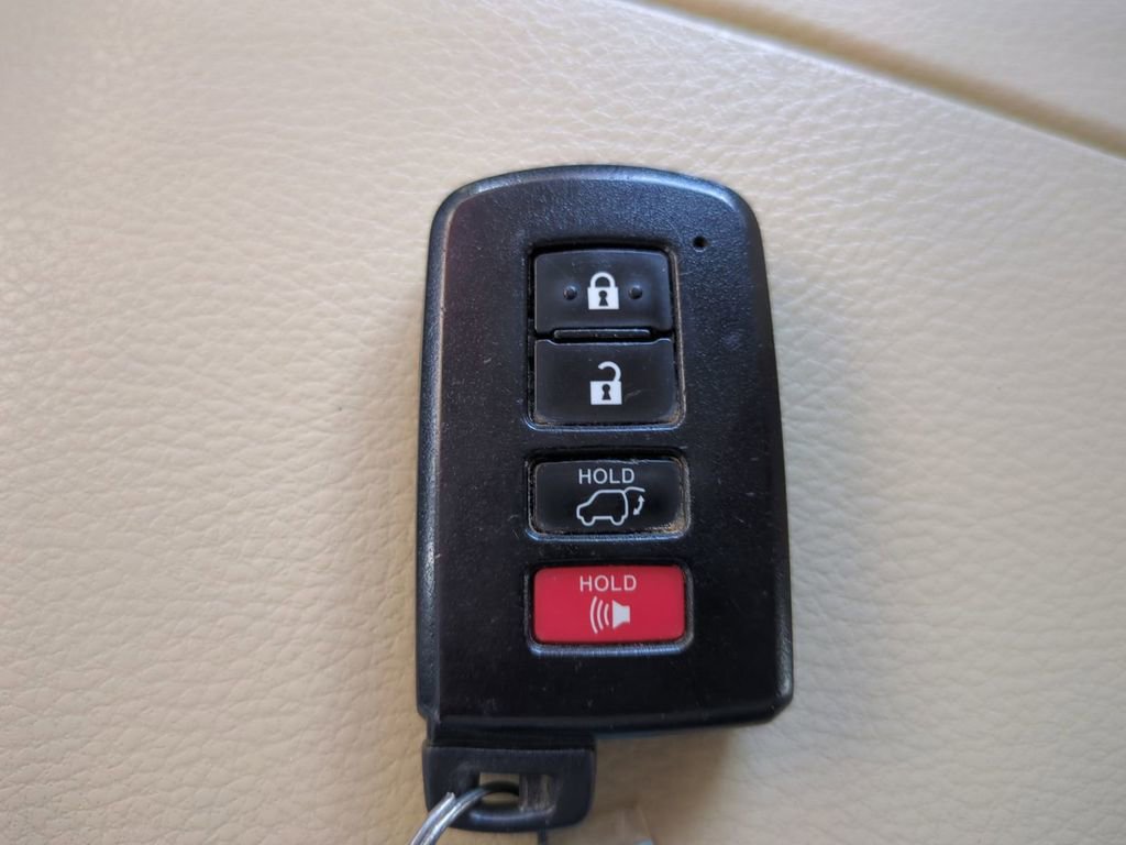 Used 2015 Toyota Highlander Limited w/ Driver Technology Package image 40