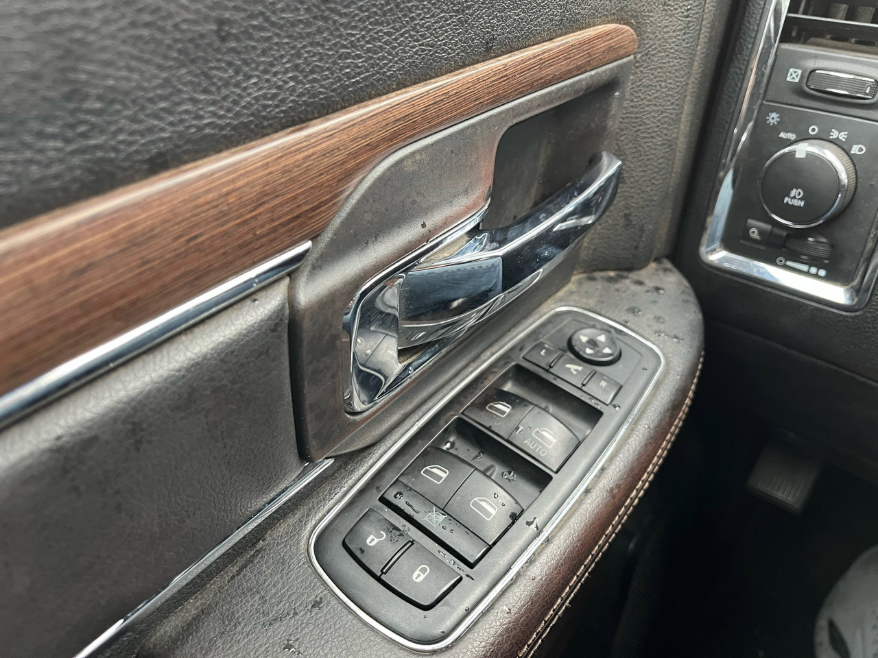 Used 2014 RAM 1500 Laramie w/ Convenience Group image 15