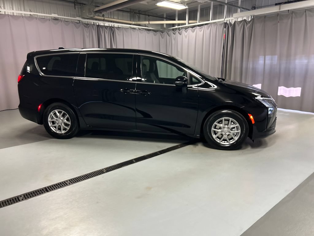 New 2027 Chrysler Pacifica Select w/ Family Tech Group FWD image 8