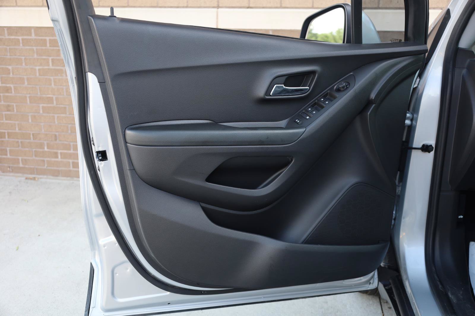 Used 2021 Chevrolet Trax LT w/ LT Convenience Package FWD image 15