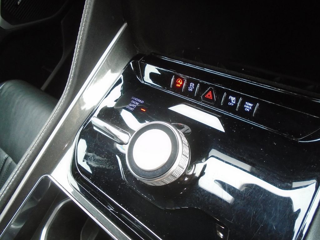 Used 2024 Jeep Wagoneer L Base image 23