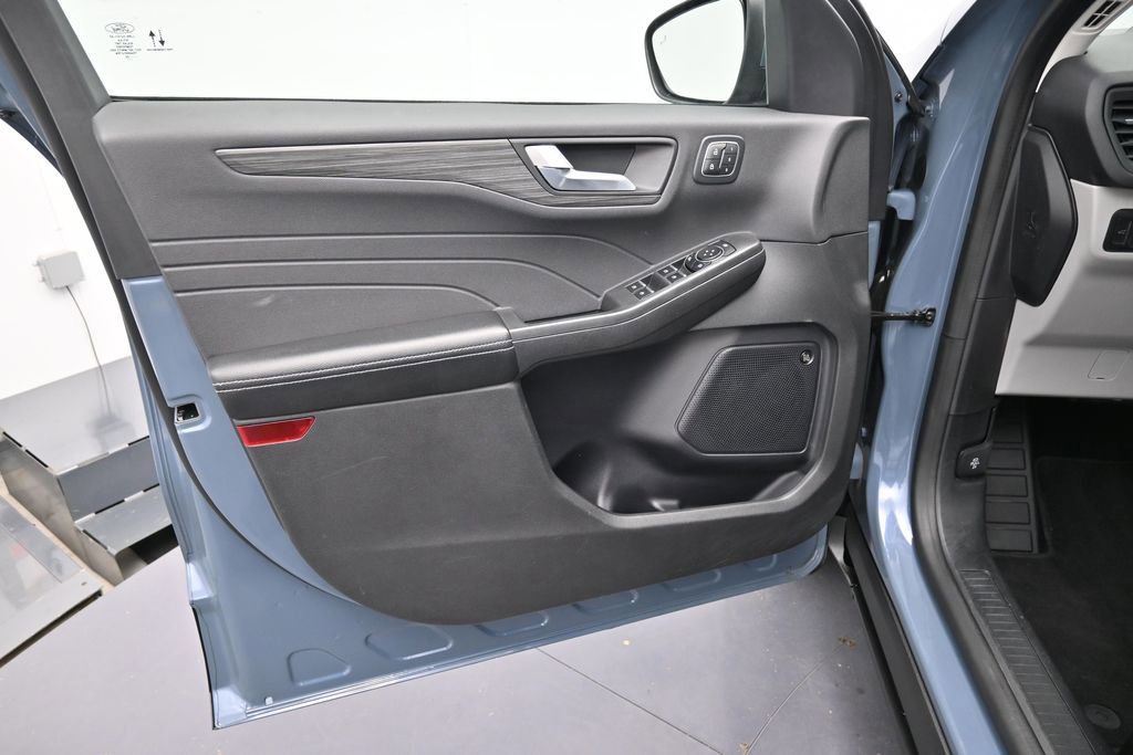 Used 2023 Ford Escape Platinum w/ Premium Technology Package AWD/4WD image 9