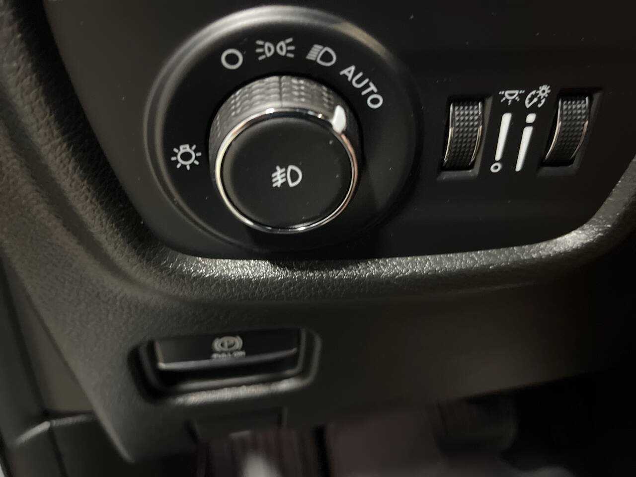 Used 2025 Jeep Grand Cherokee L Limited w/ Black Appearance Package AWD/4WD image 19