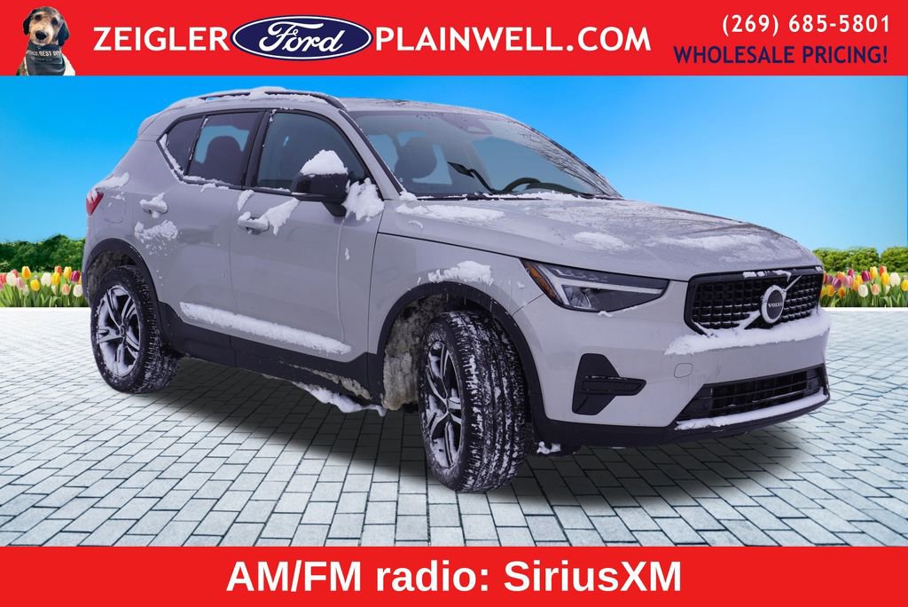 Used 2024 Volvo XC40 B5 Core image 4