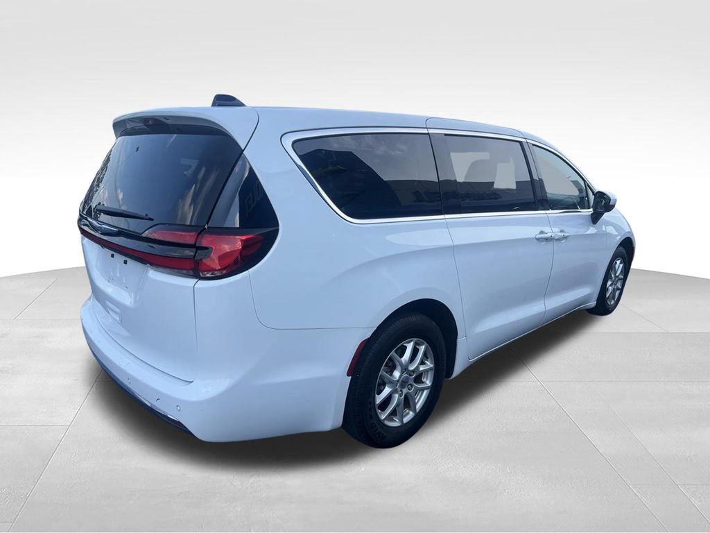 Used 2023 Chrysler Pacifica Touring FWD image 15