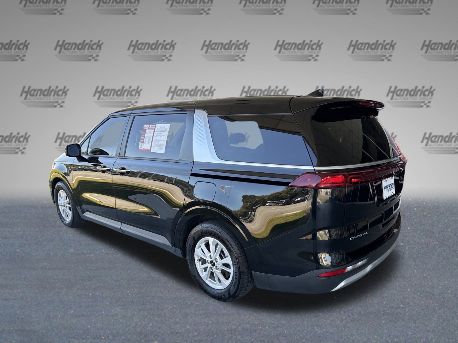 Used 2023 Kia Carnival LX image 7