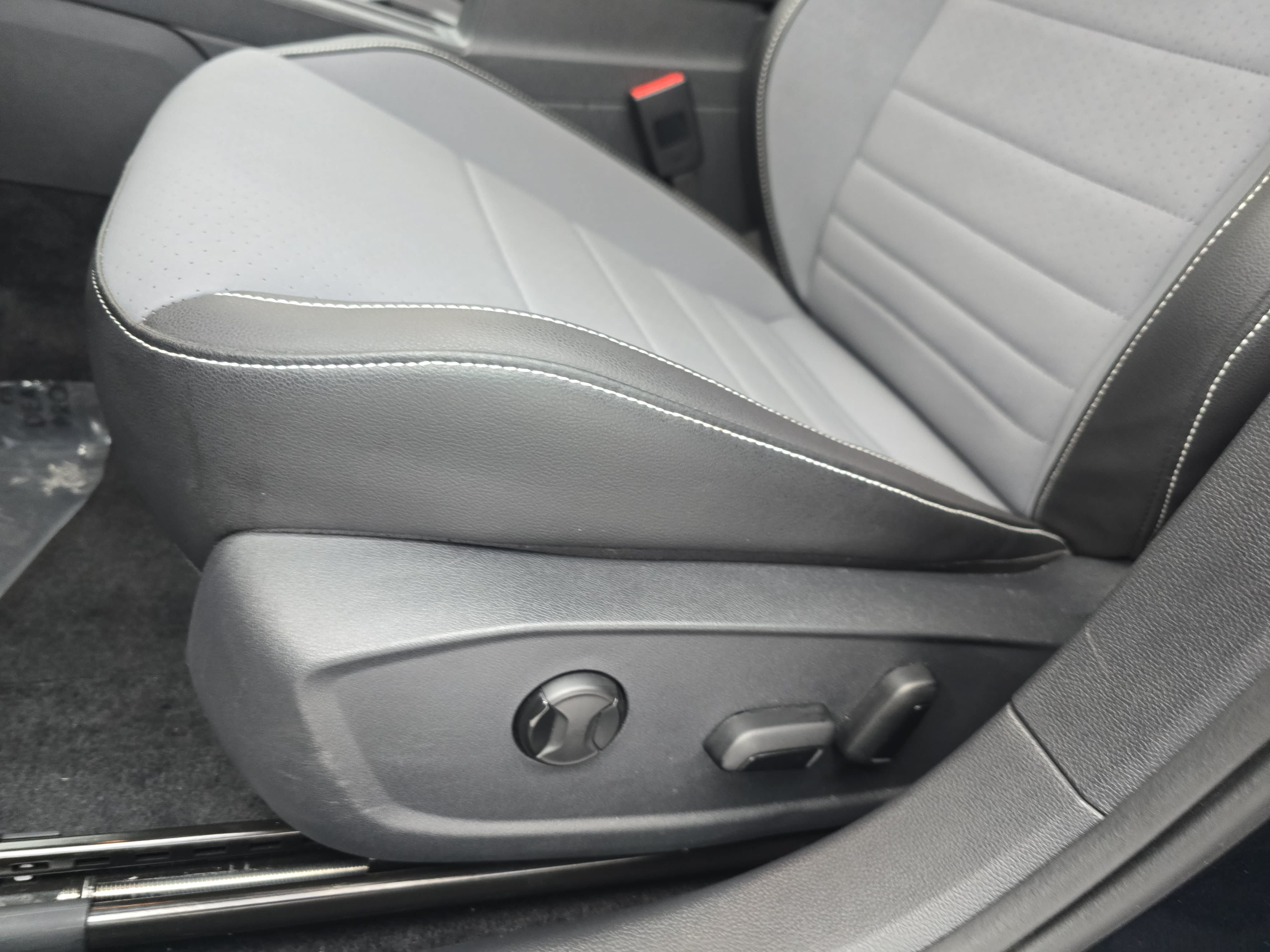 Certified 2025 Volkswagen Jetta SE FWD image 29