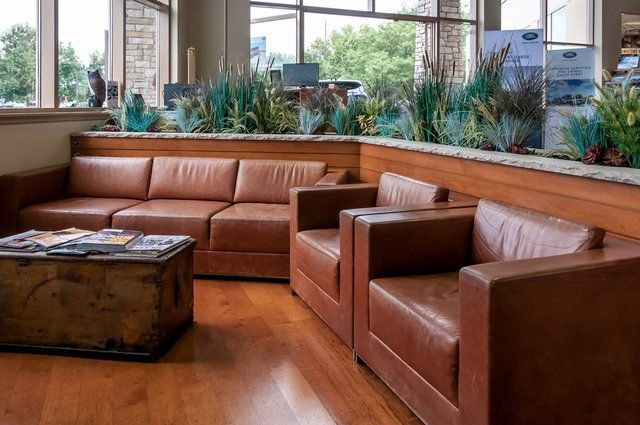 Certified 2025 Land Rover Discovery Metropolitan Edition image 32