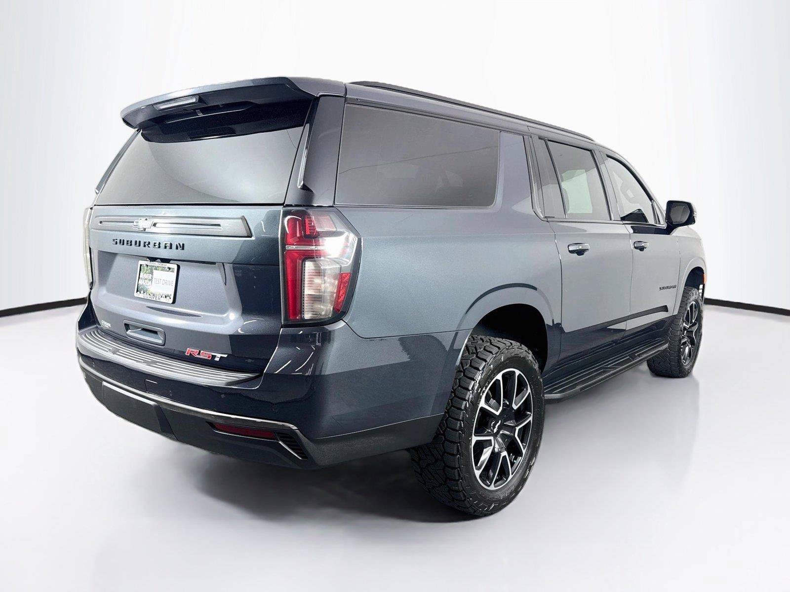 Used 2022 Chevrolet Suburban RST w/ Luxury Package AWD/4WD image 2