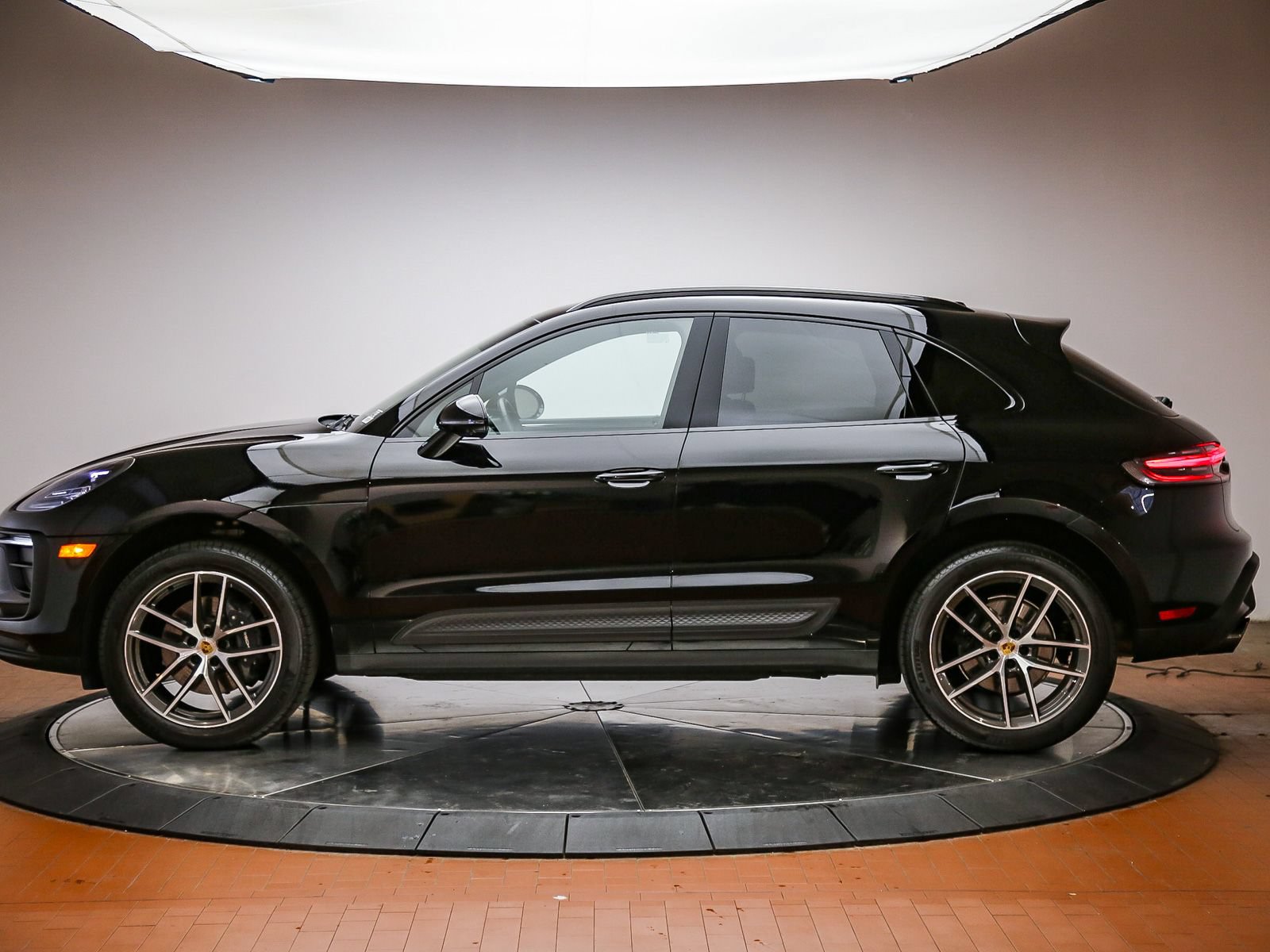 Certified 2026 Porsche Macan AWD/4WD image 2