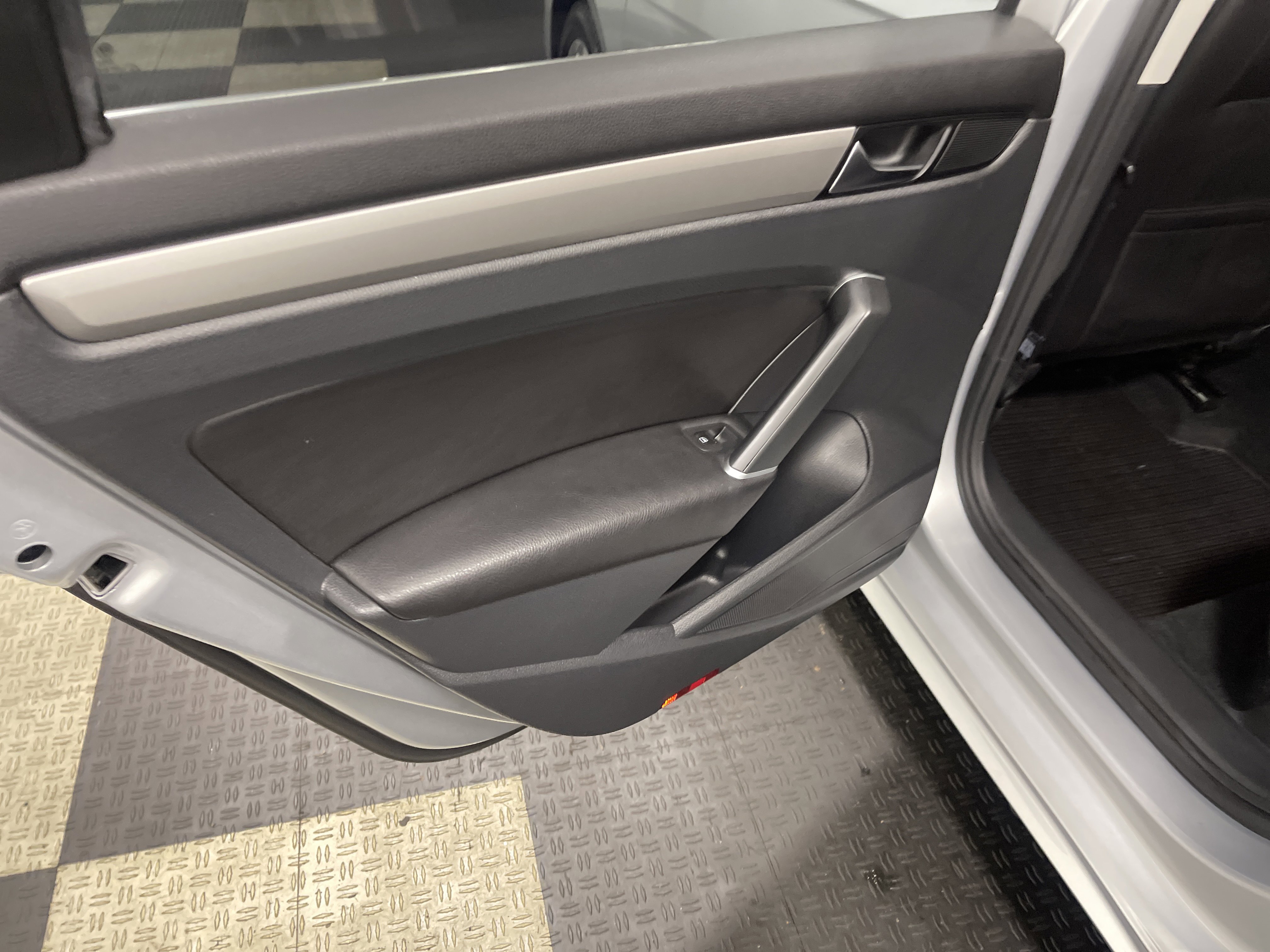 Used 2020 Volkswagen Passat 2.0T SE image 15