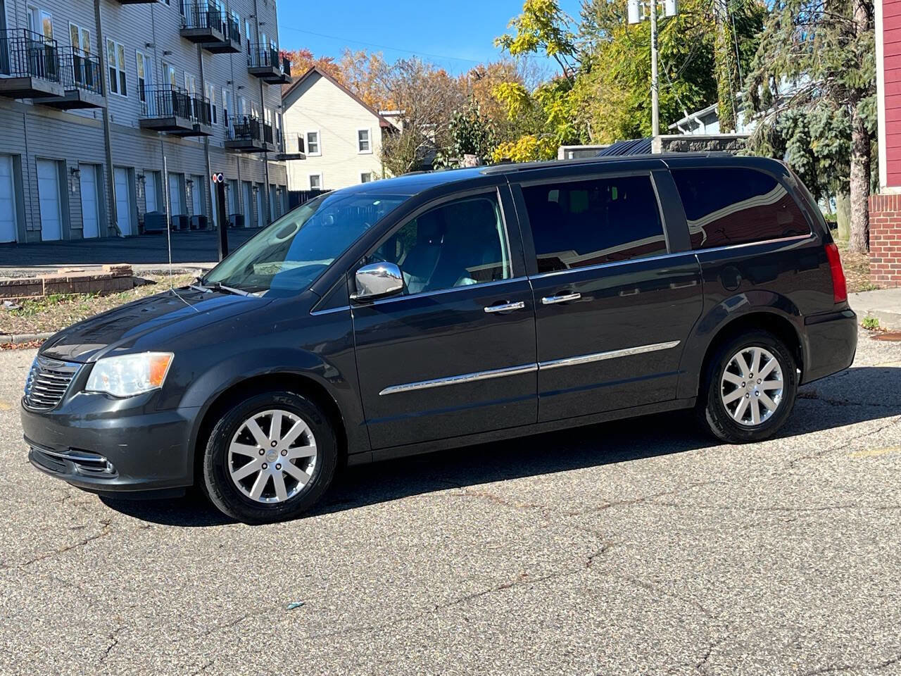 Used 2011 Chrysler Town & Country Touring-L image 14