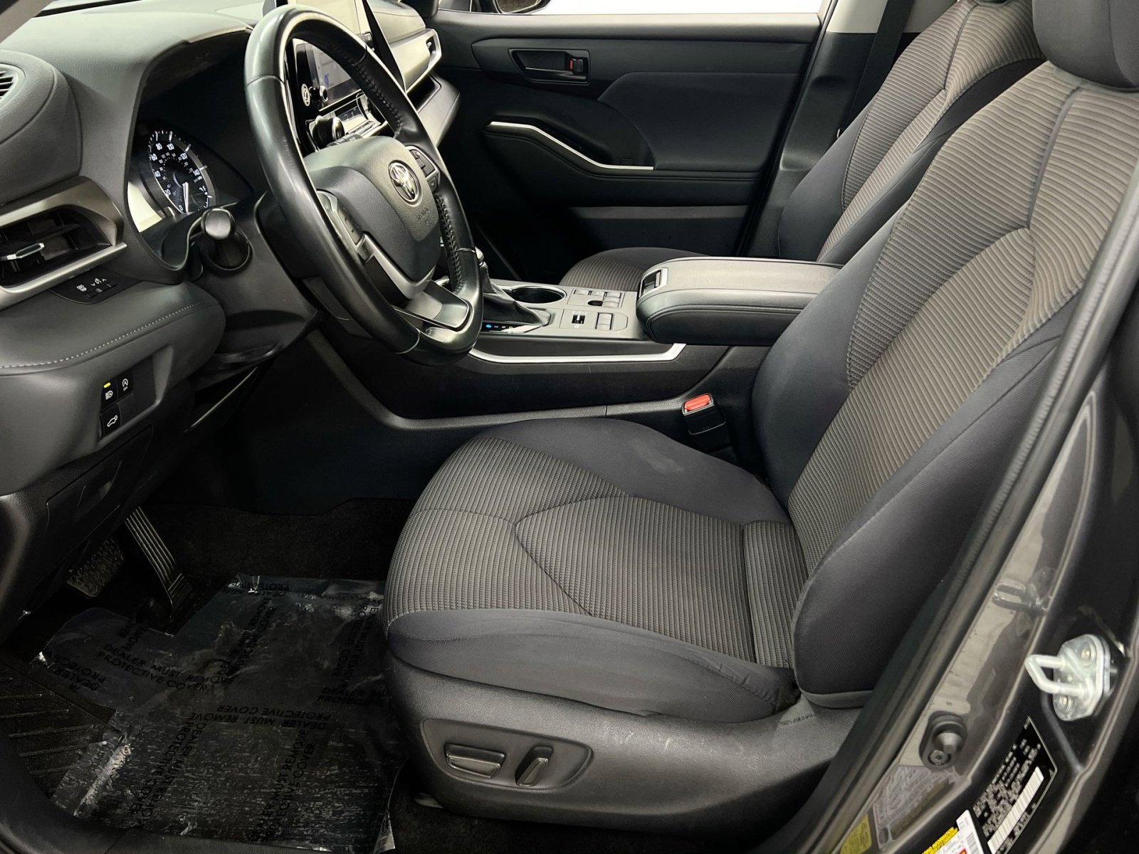 Used 2023 Toyota Highlander LE image 2