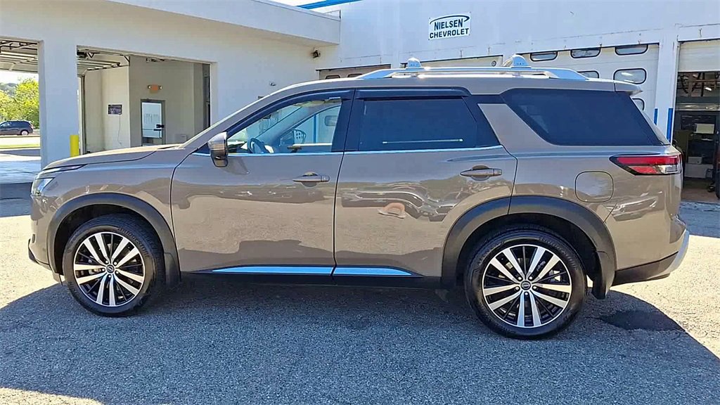 Used 2025 Nissan Pathfinder Platinum w/ Black Appearance Package image 5