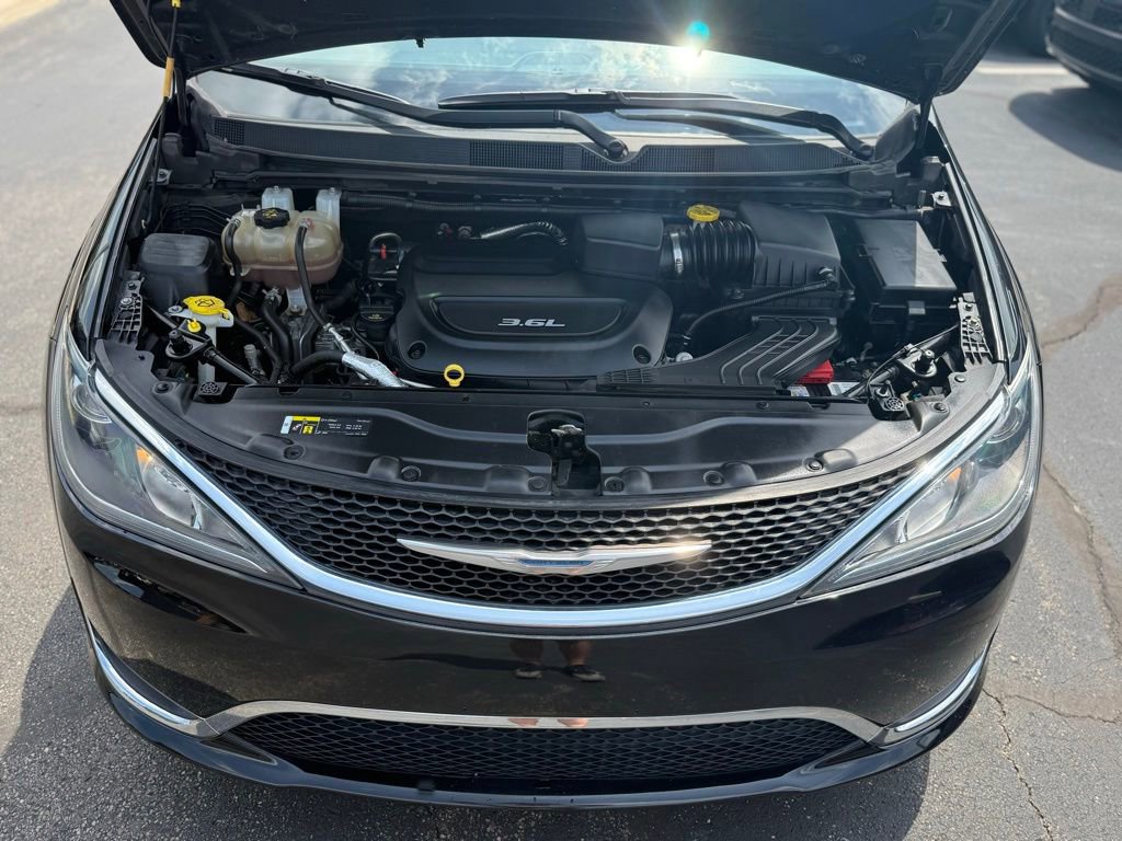 Used 2018 Chrysler Pacifica Touring Plus w/ Tire & Wheel Group FWD image 11