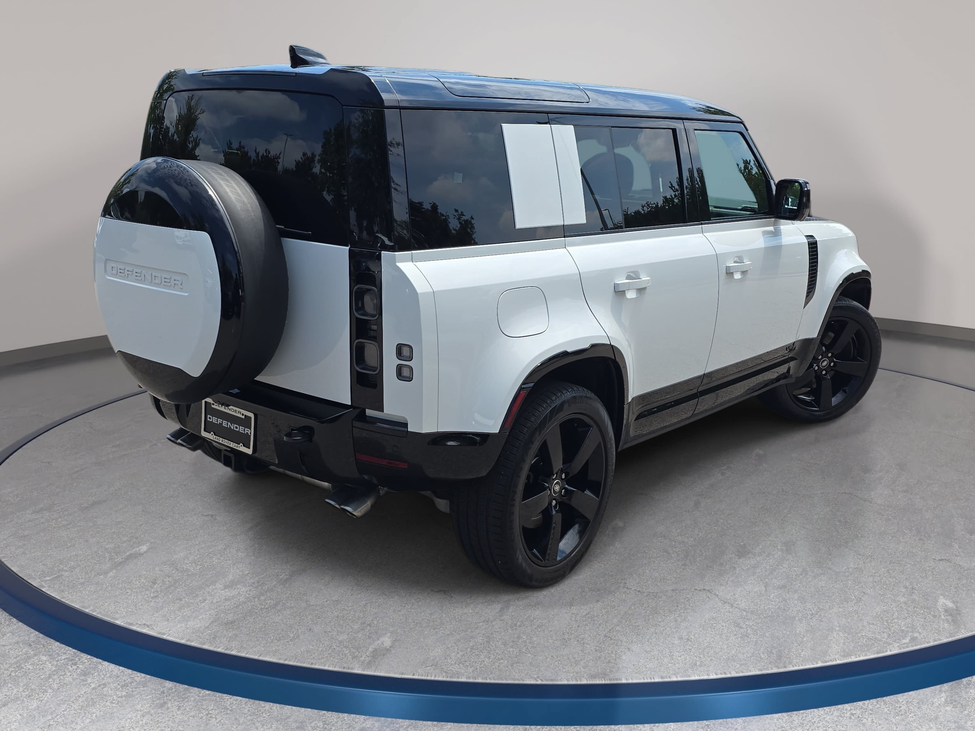 Certified 2025 Land Rover Defender 110 V8 AWD/4WD image 5