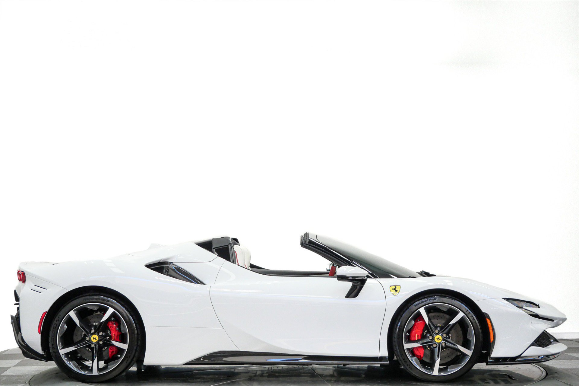 Used 2025 Ferrari SF90 Spider AWD/4WD image 2