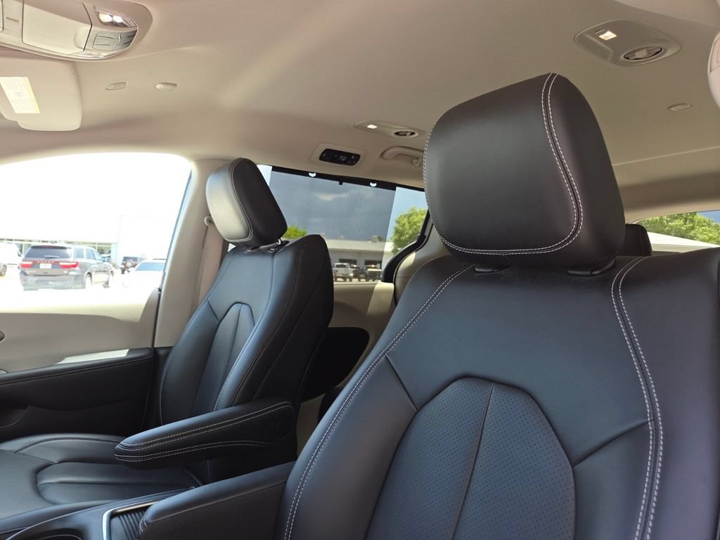 Used 2023 Chrysler Pacifica Touring-L AWD/4WD image 29