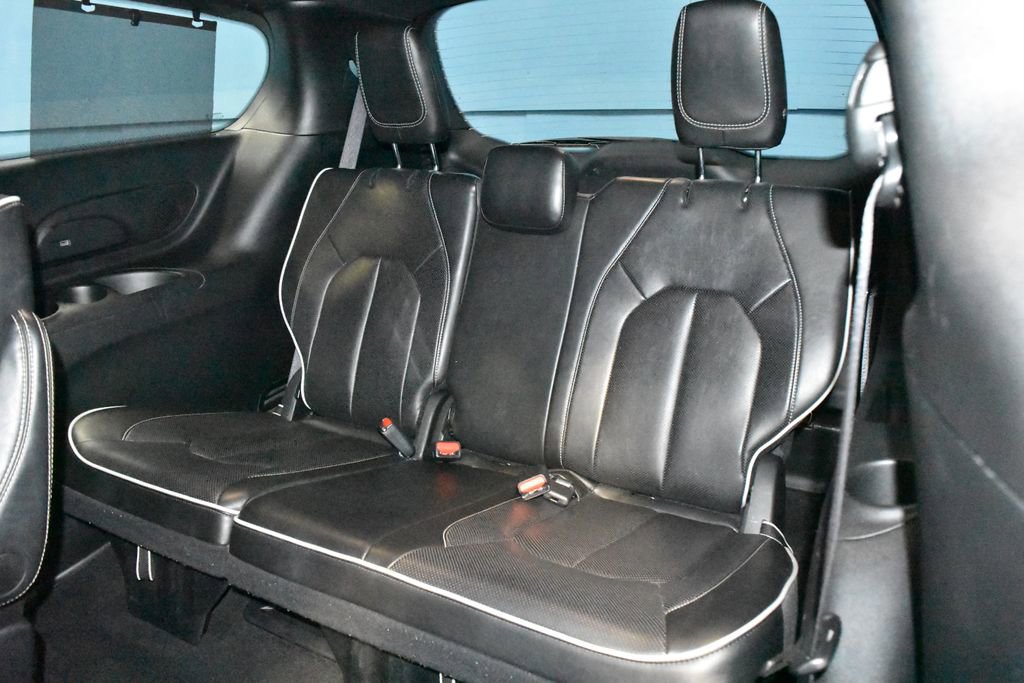 Used 2025 Chrysler Pacifica Limited image 23