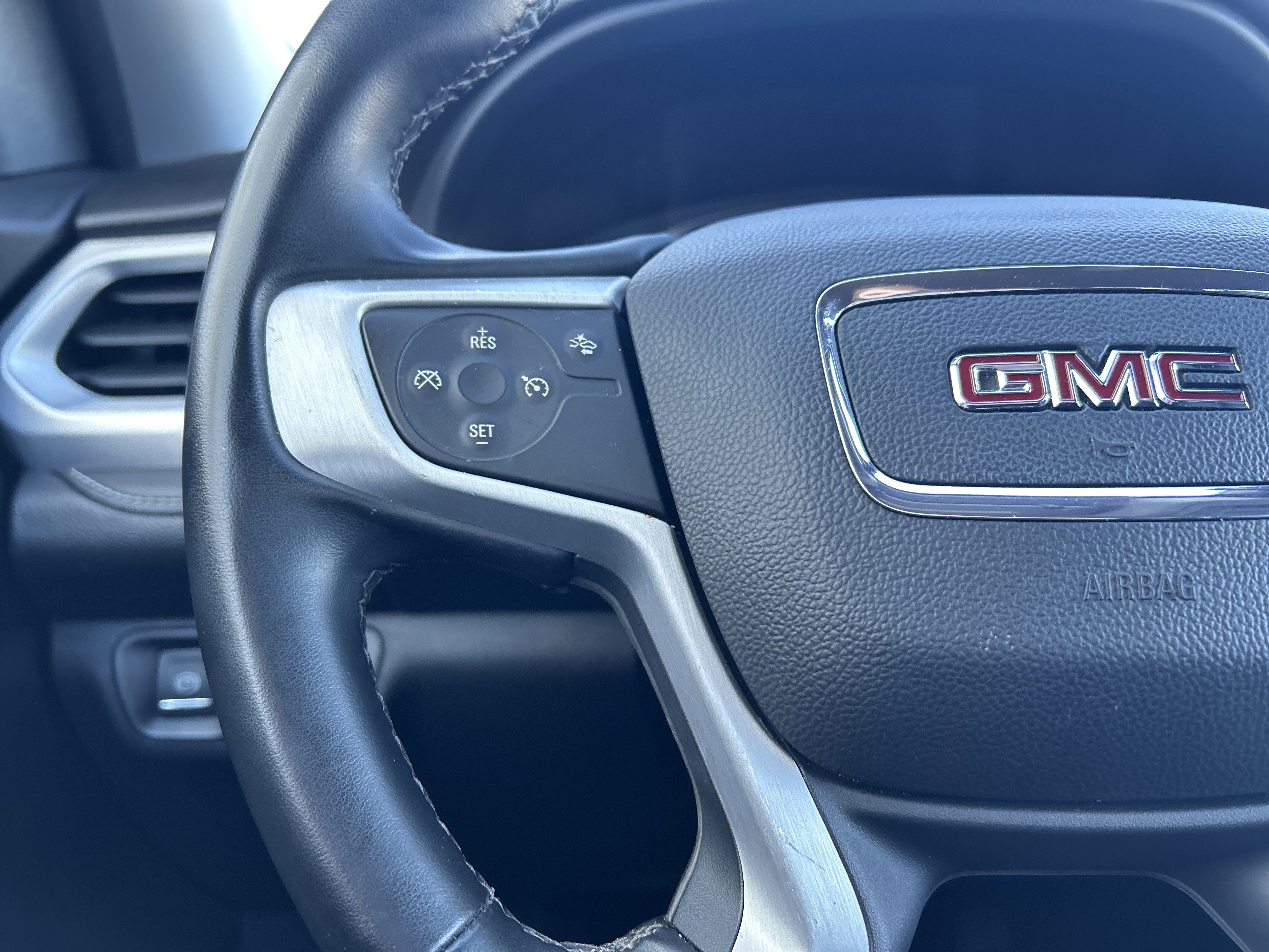 Used 2023 GMC Acadia SLT image 13