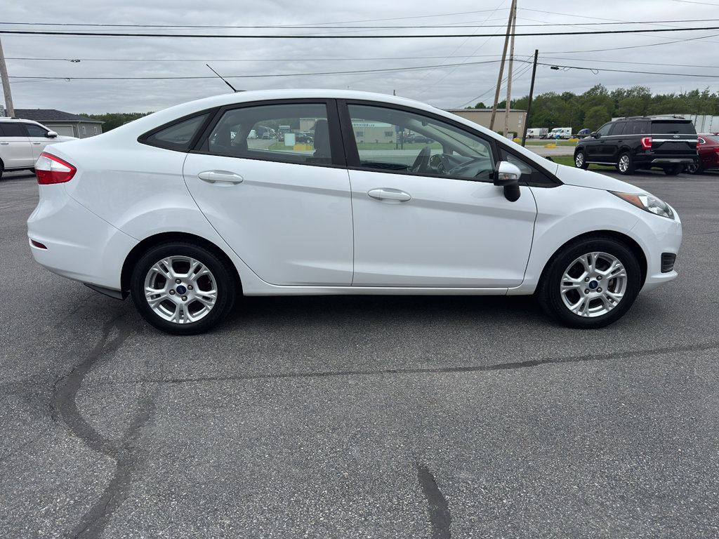 Used 2015 Ford Fiesta SE FWD image 2