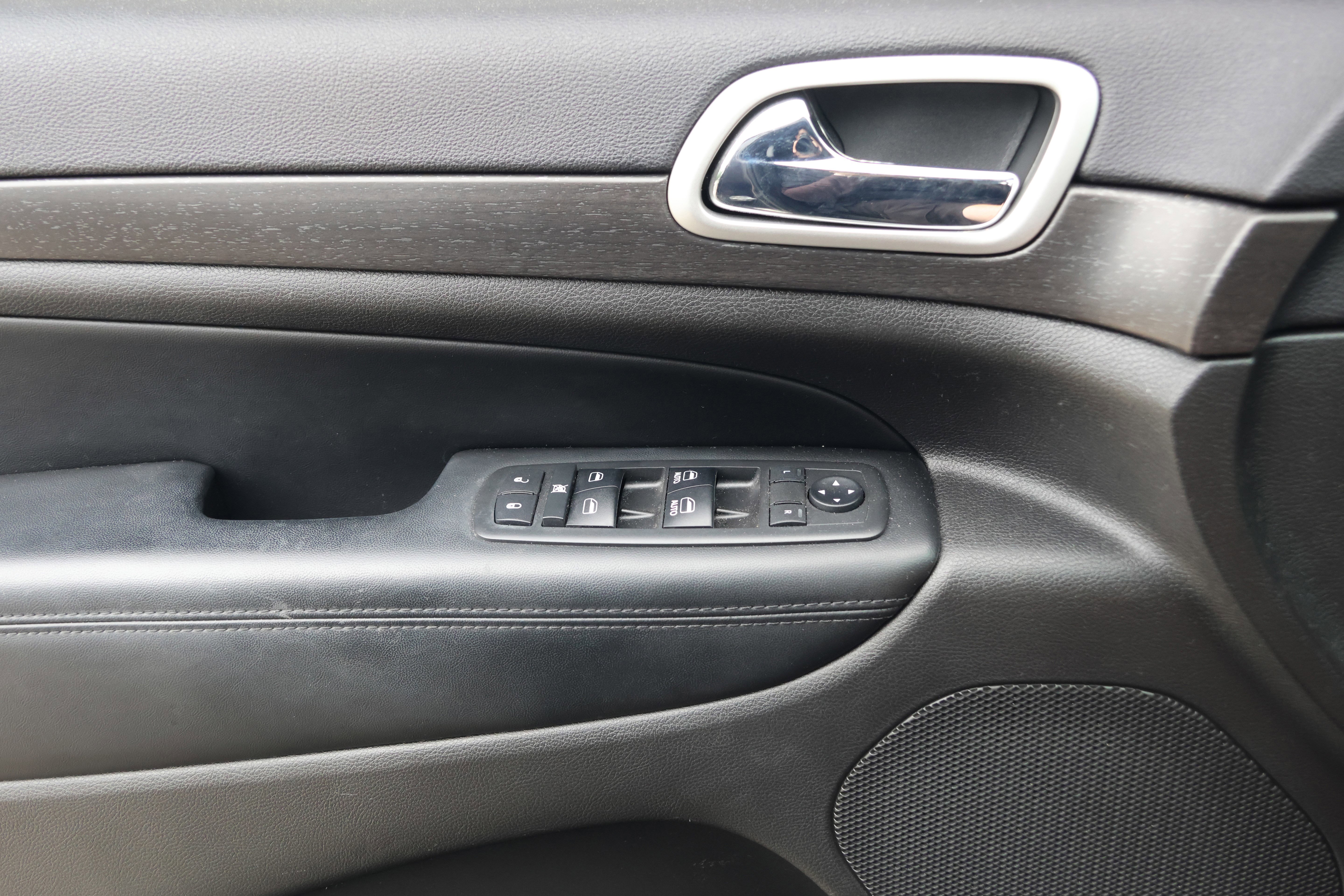 Used 2018 Jeep Grand Cherokee Altitude RWD image 12