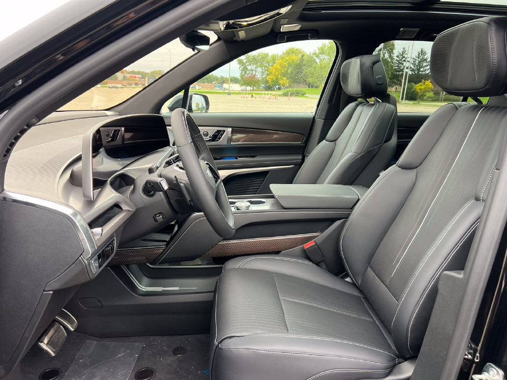 New 2027 Cadillac Vistiq Sport w/ LPO, Floor Liner Package AWD/4WD image 3