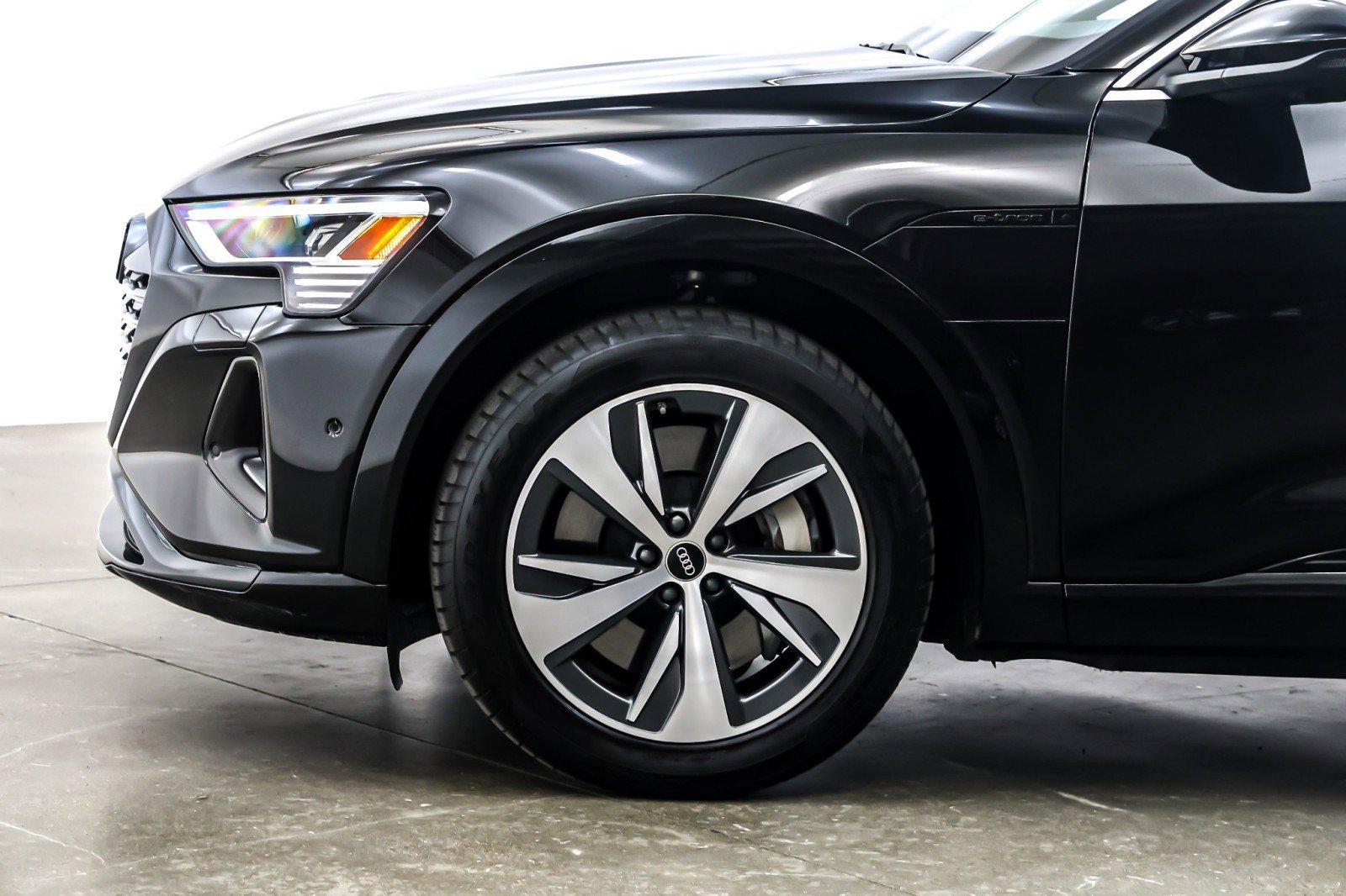 Used 2024 Audi Q8 e-tron Premium Plus image 11