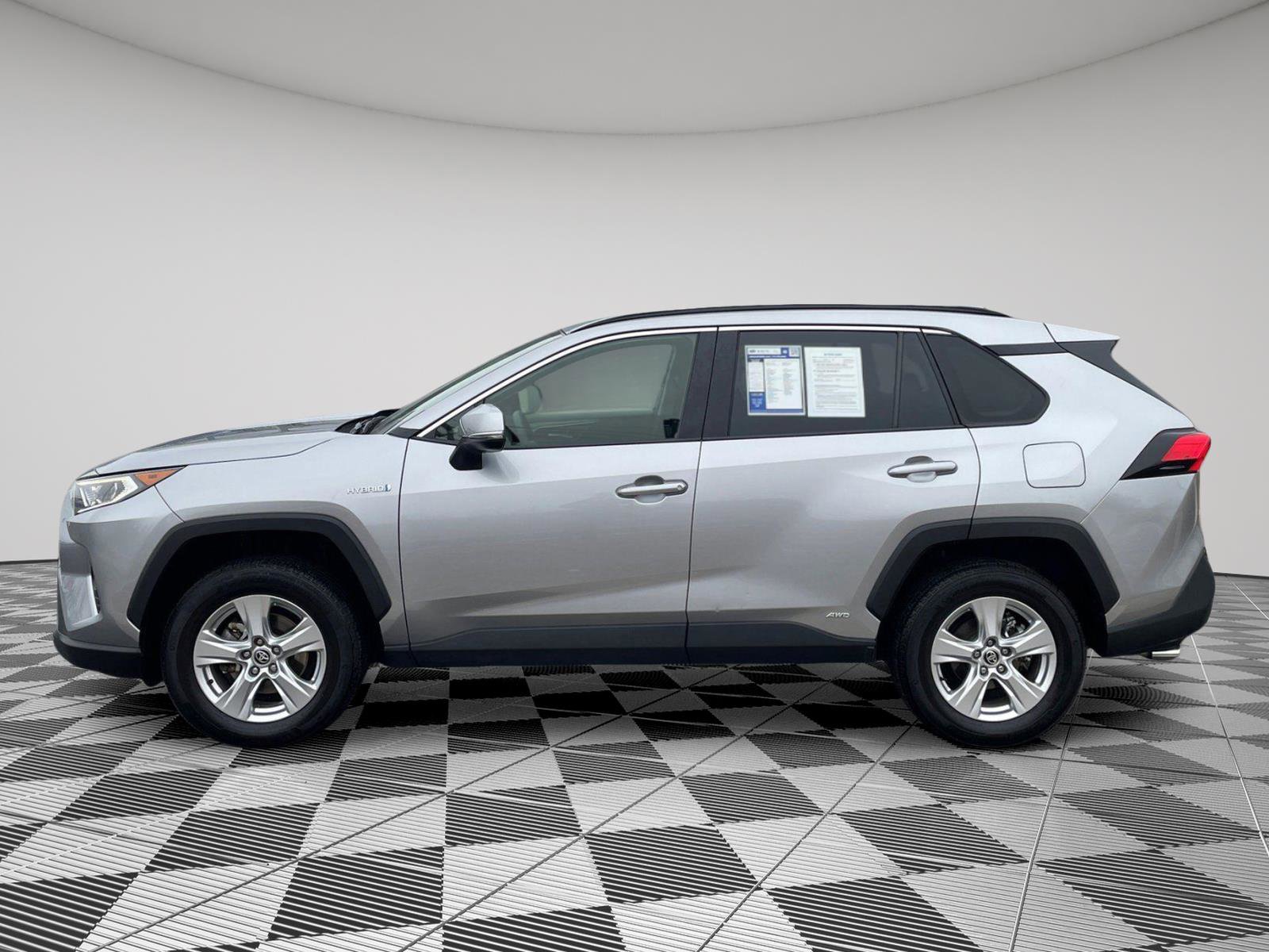 Used 2020 Toyota RAV4 XLE w/ Carpet Mat Package image 7