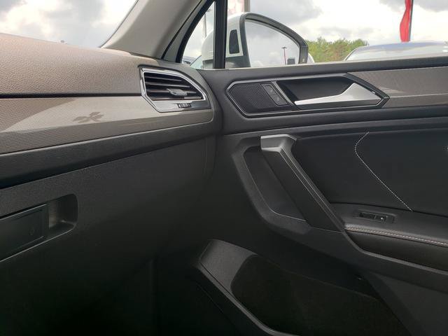 Used 2024 Volkswagen Tiguan SE AWD/4WD image 31