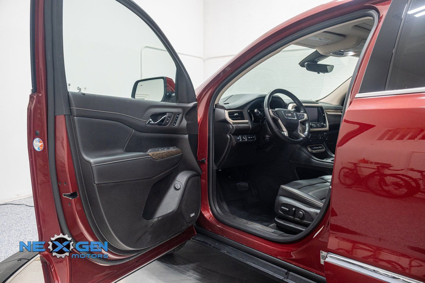 Used 2020 GMC Acadia Denali w/ Denali Ultimate Package image 9