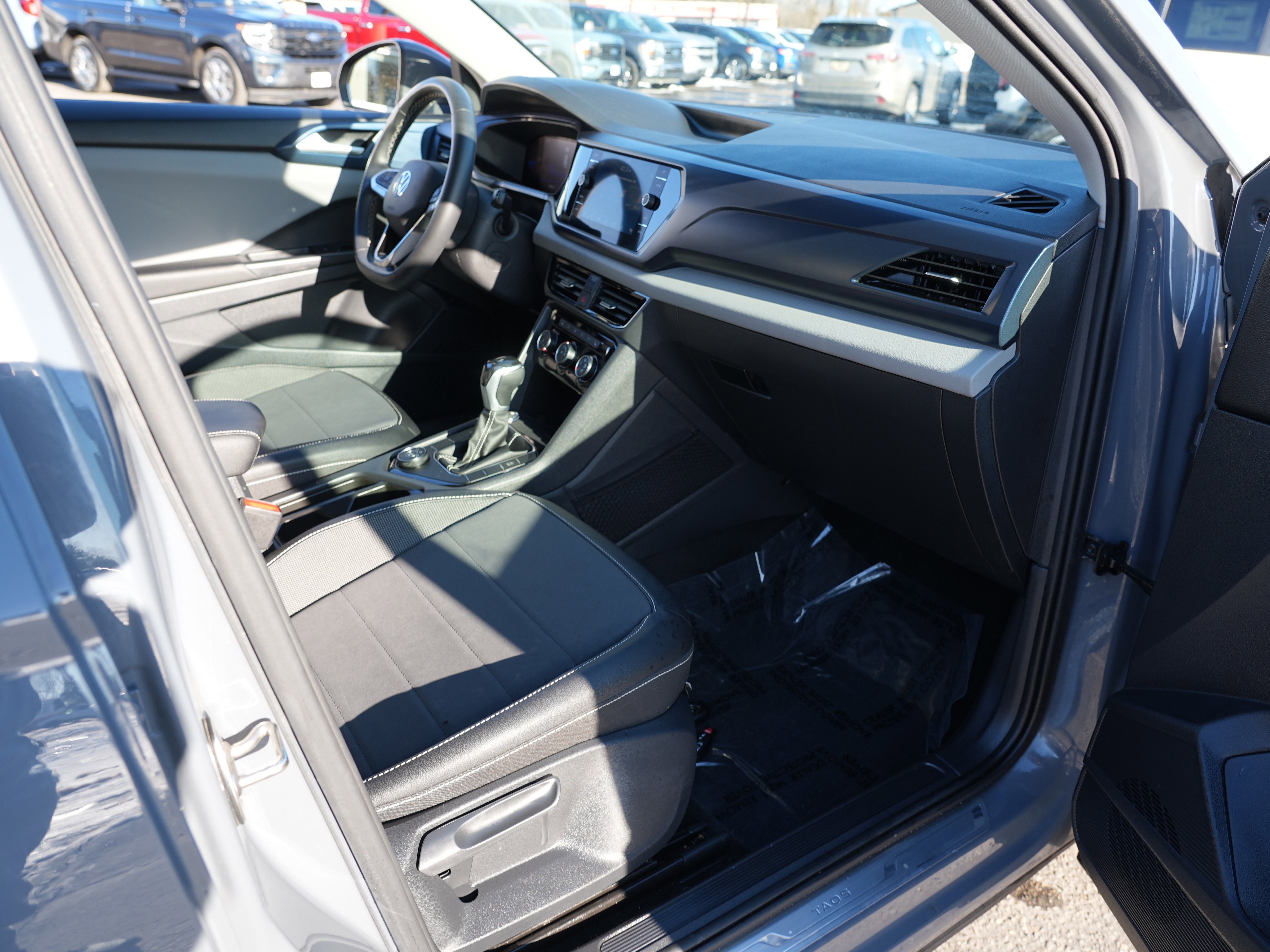 Used 2023 Volkswagen Taos SE image 31