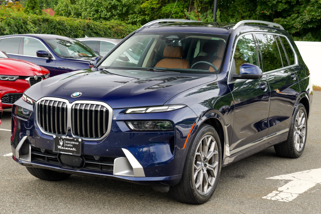 Used 2024 BMW X7 xDrive40i w/ Premium Package AWD/4WD image 3